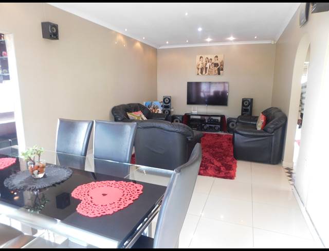 4 BEDROOM HOUSE FOR SALE IN SHALLCROSS